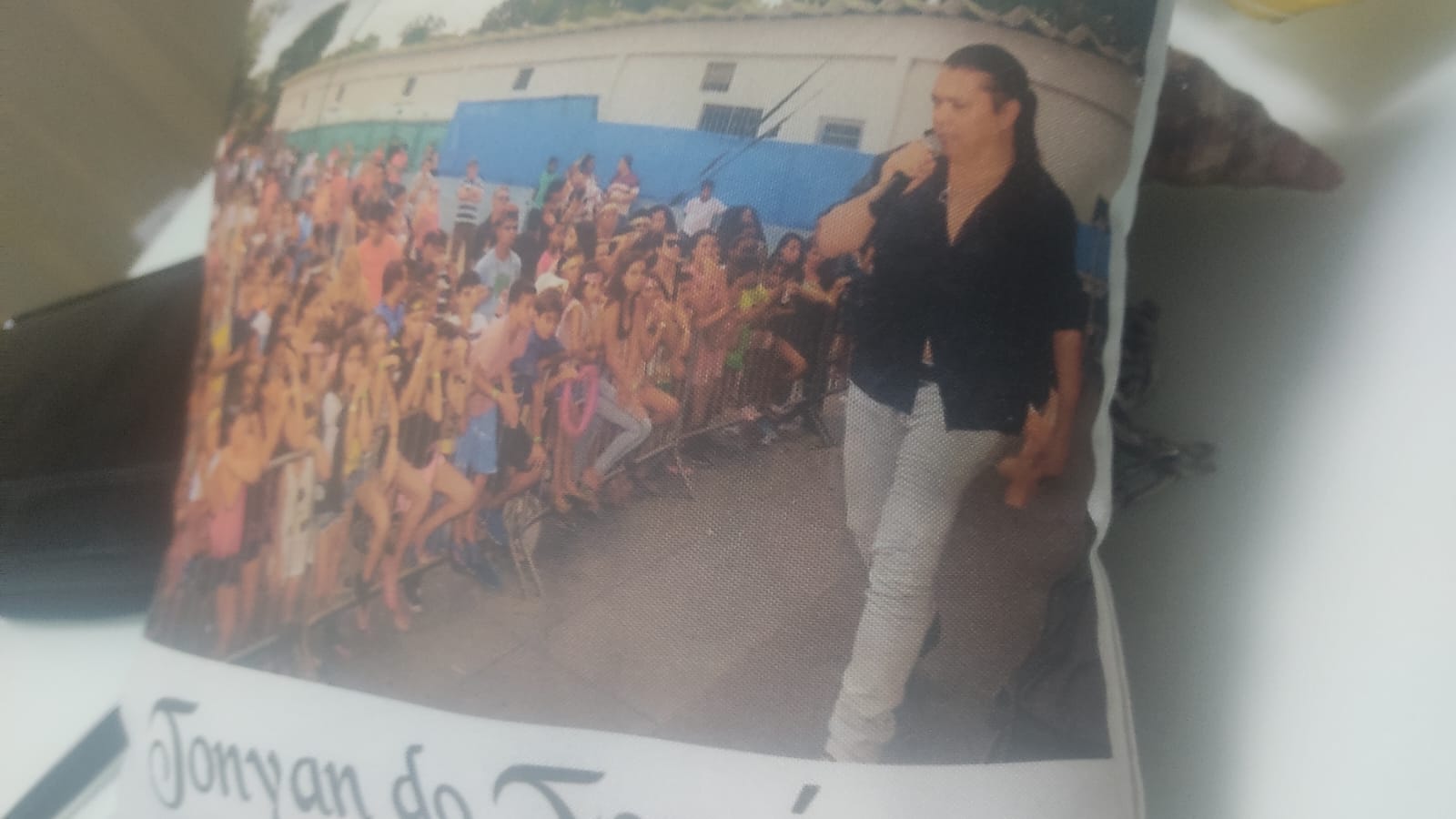 Fotografia de arquivo de Tonyan cantando para o público