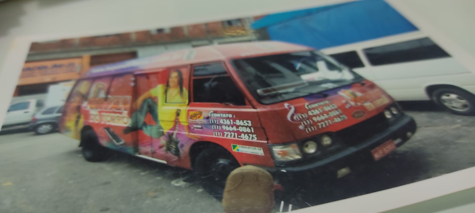 Fotografia de arquivo da van de divulgação de Tonyan