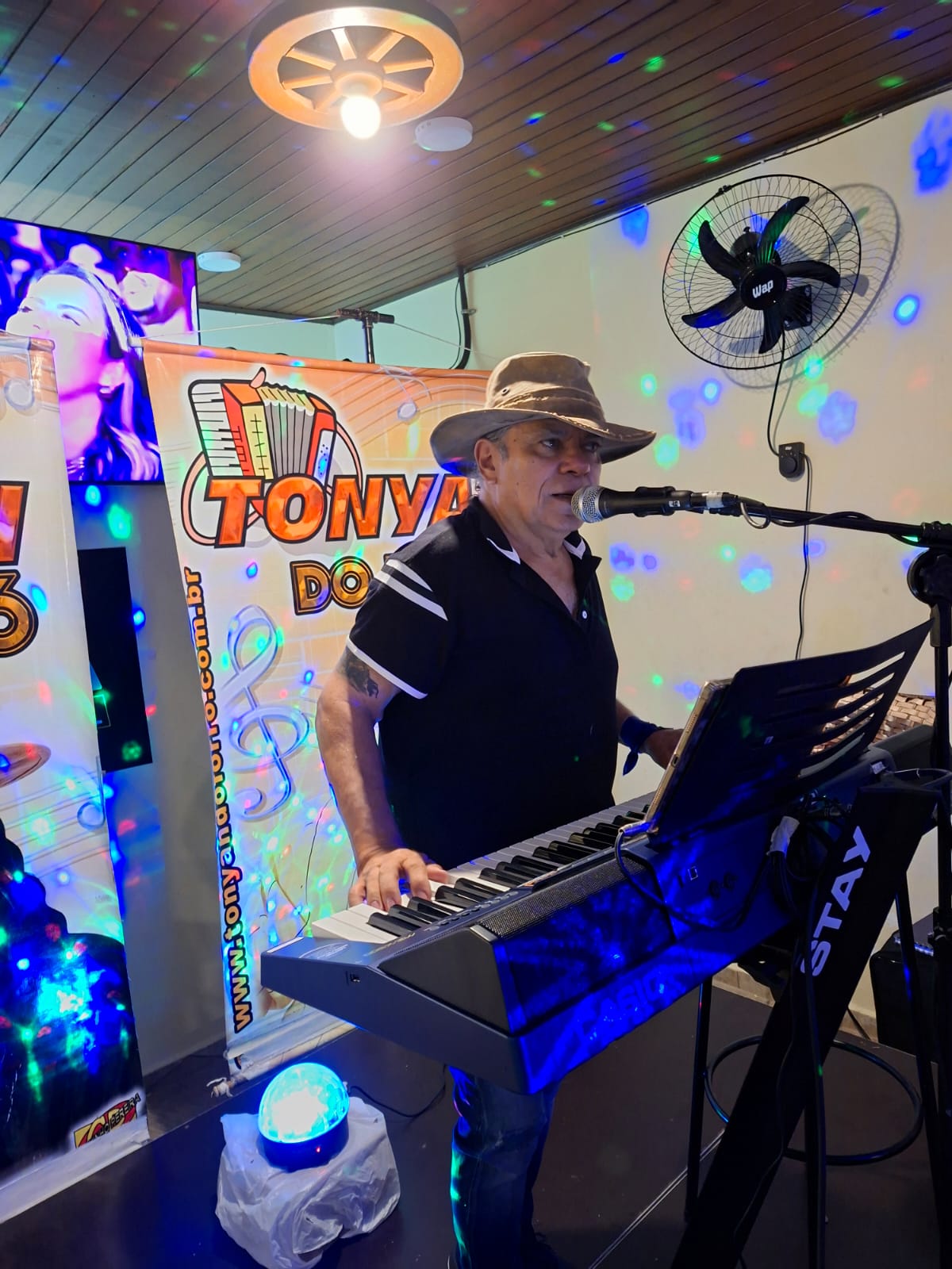Tonyan do Forró cantando e tocando teclado em uma apresentação
