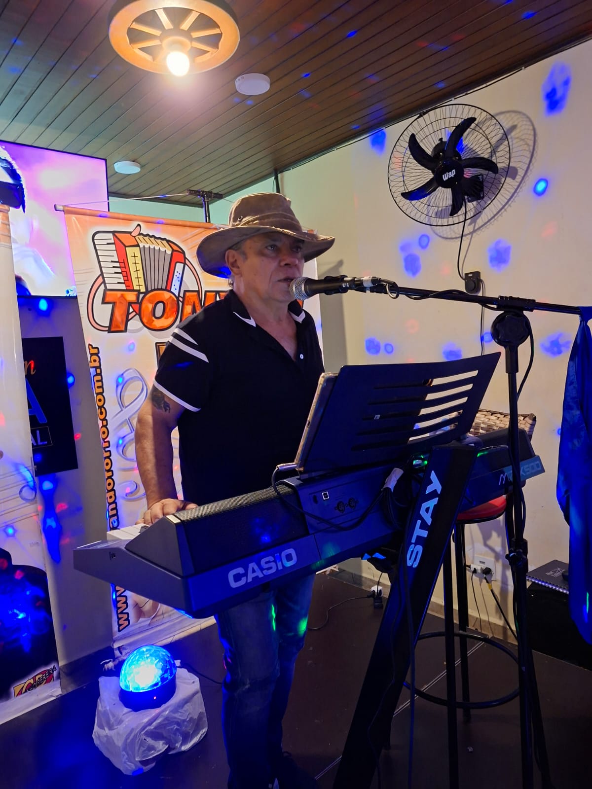 Tonyan cantando